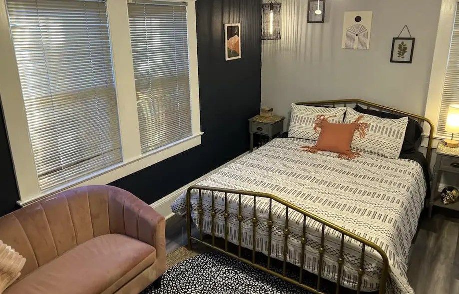 Barking Allowed! \nPet friendly studio, located right next to dog spa! 